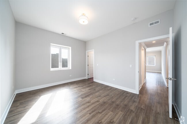 1BD, 1BA - 745SF - Bedroom - 927 W. Irving Park