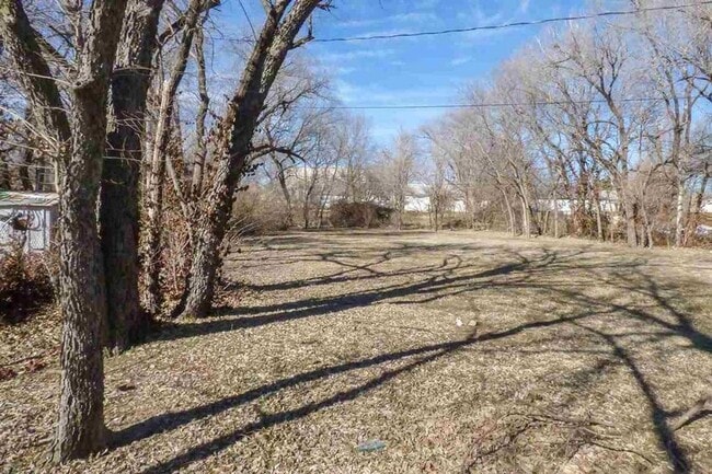 Photo - 3 bed 2 Bath Home Super Large Back Yard