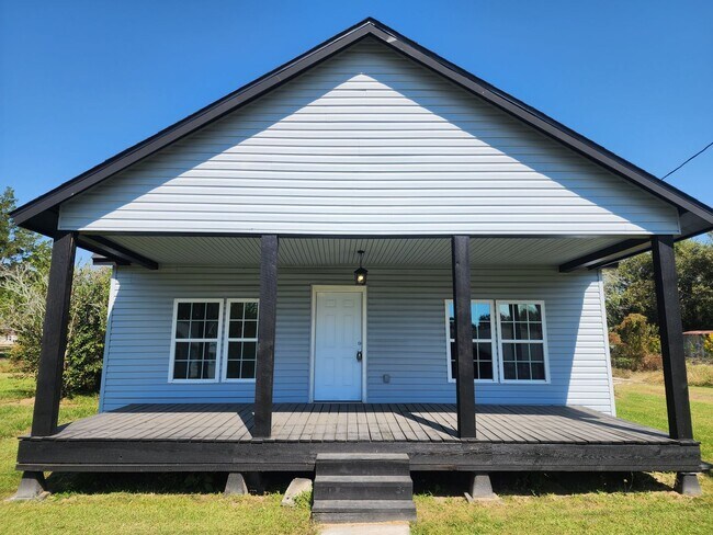 Building Photo - Spacious 3/2 home in Jennings!