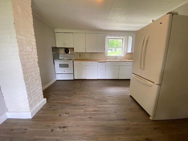 Building Photo - 3 Cross St Unit 1 Rental