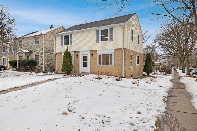 Photo - 5873 N Santa Monica Blvd