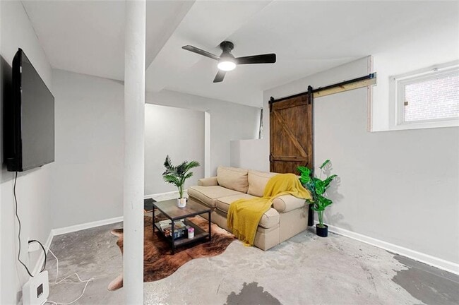 Photo - 653 Somerset Terrace NE