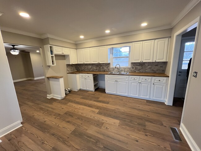 Building Photo - 2038 Conway Dr Rental