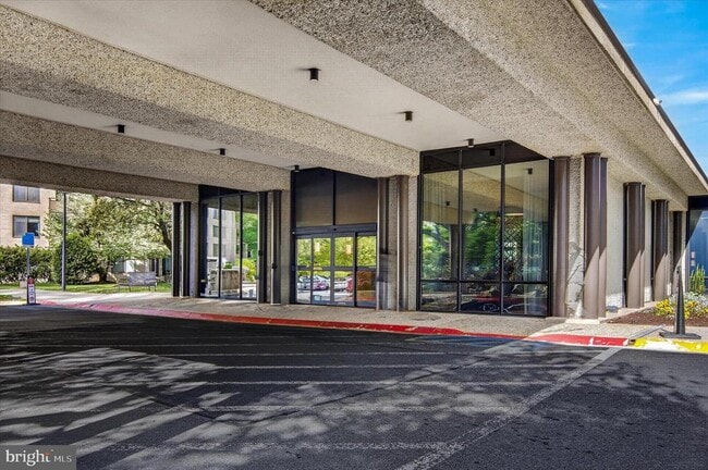 Building Photo - 5225 Pooks Hill Rd Unit 715N