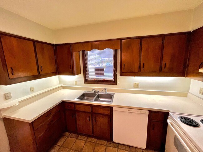 Photo - 3 bed/ 2 bath LAKE VIEW IN KILLEARN ESTATES!