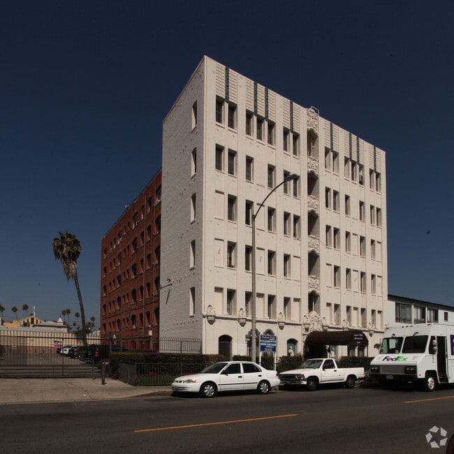 Photo - Oxford Club Apartments
