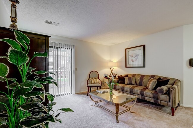 2BR, 2BA - 1,000SF - Living Room