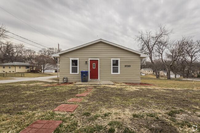 Building Photo - 3 Bedroom 2 Bathroom Home