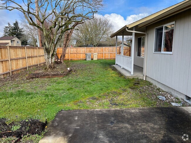 Building Photo - 3 bedroom, 2 bath home with garage