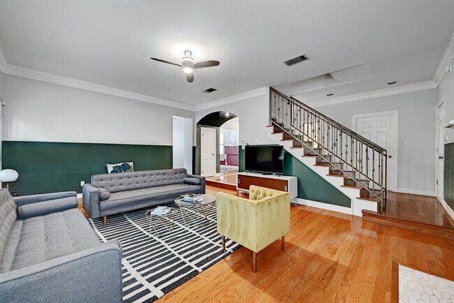 Photo - 1111 E Riverside Dr