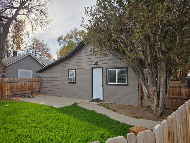 Building Photo - Cute 2 bedroom