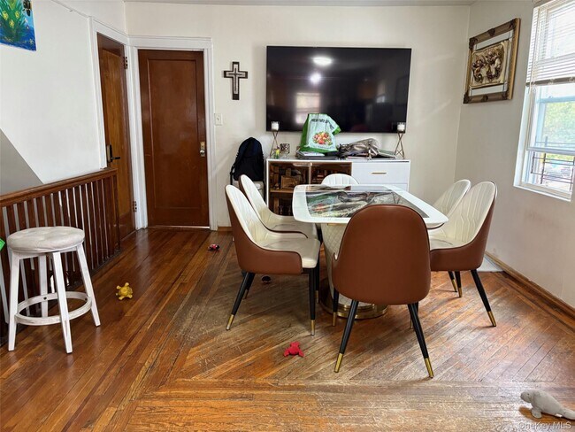 Photo - 140-99 Burden Crescent Unidad 2