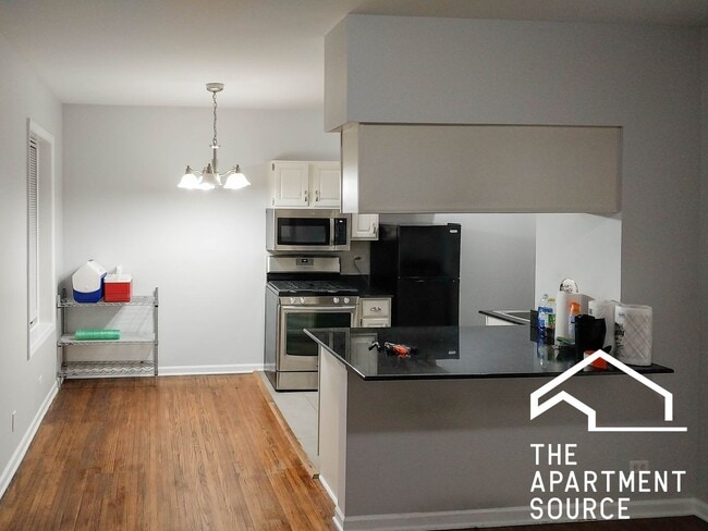 Building Photo - 3710 N Sheffield Ave Unit 206