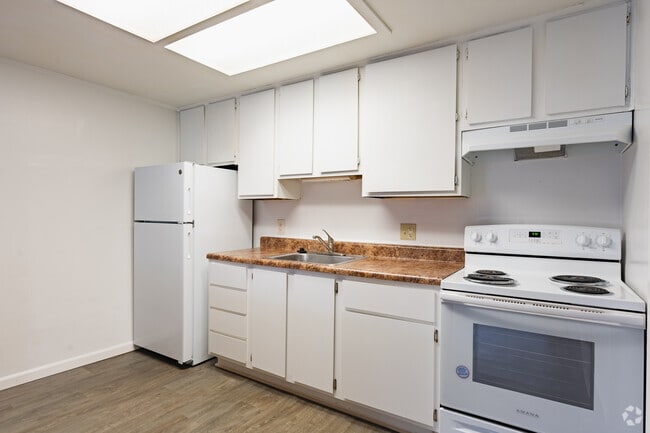 1BR, 1BA - 590SF - Kitchen
