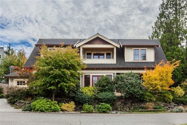 Building Photo - Meticulously designed Craftsman in North Beach with private beach access.