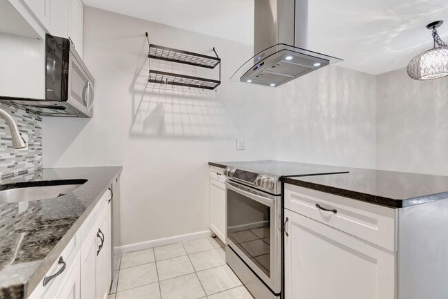 Building Photo - 309 NE 7th Ave Rental