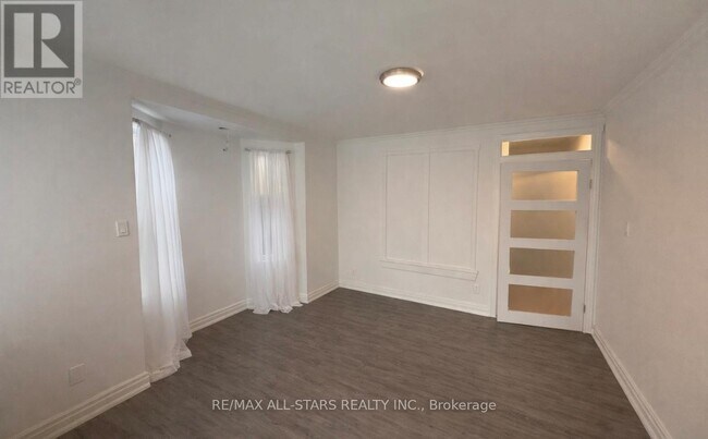 Photo - 1918 A Queen St E