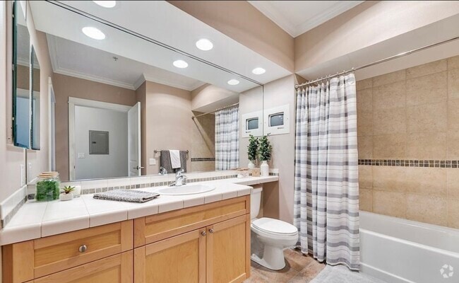 Building Photo - 1545 NW 57th St Unit 602 Rental