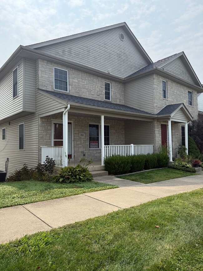Building Photo - Modern Townhome with Finished Basement & G...