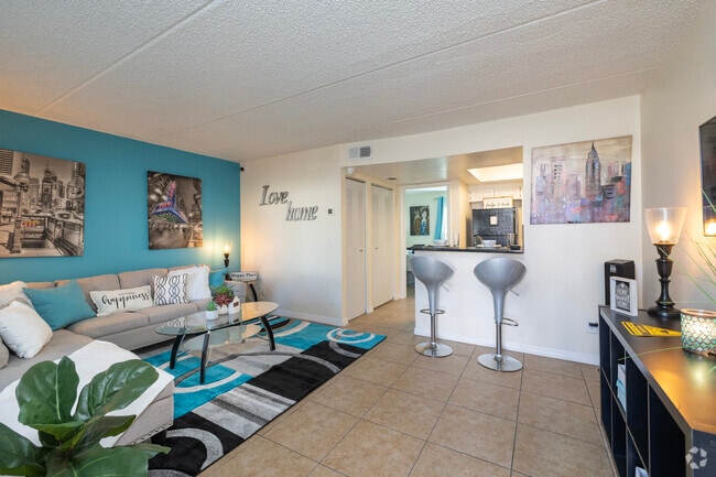 1BR, 1BA - 600SF - Living Room - Crescent Lane