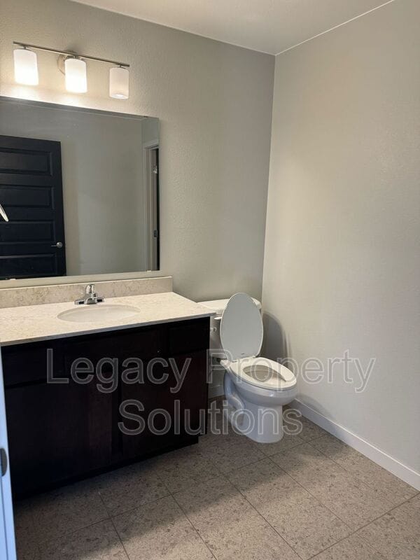 Photo - 208 E Greenfield Ln