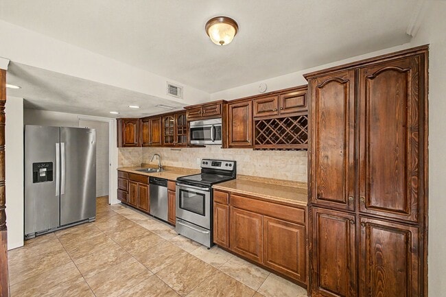 Photo - ***INCREDIBLE TOWNHOME with ALL appliances & water, sewer, trash INCLUDED!