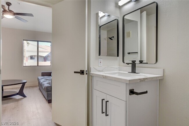 Building Photo - 950 Seven Hills Dr Unit 1422