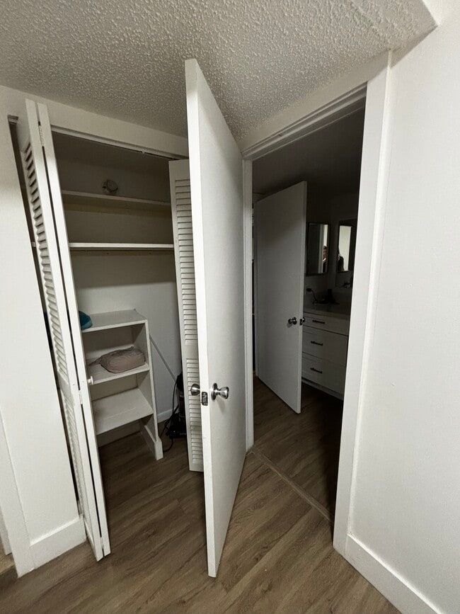 Closet - 900 NE 195th St