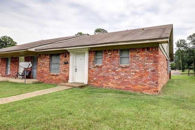 Building Photo - COMING SOON: 3 Bedroom 2 Bath Fourplex | B... Rental