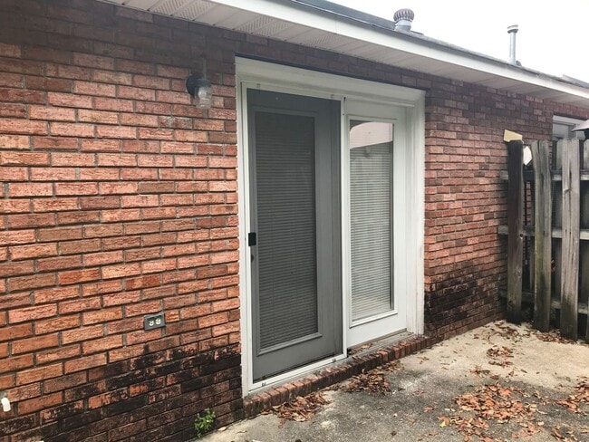 Photo - 1985 Rosie St