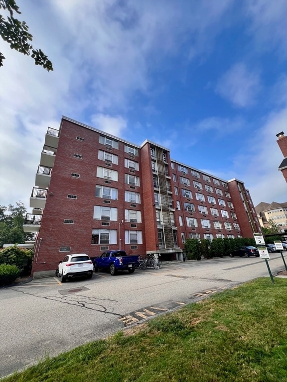 Building Photo - 20 Hammond Pond Pkwy Unit 607 Rental