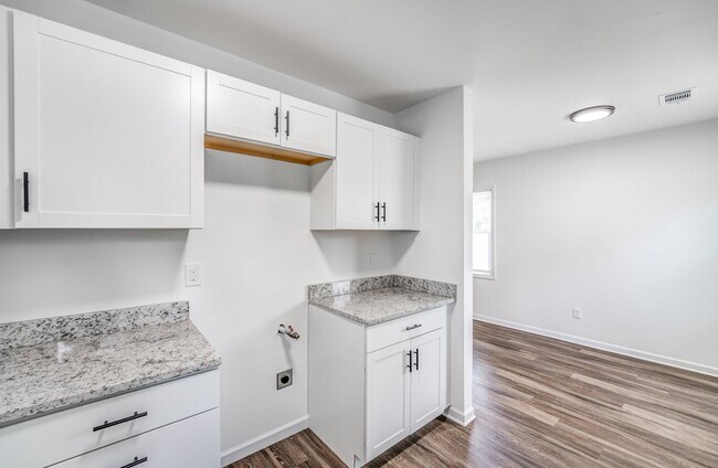 Photo - 405 W Brooks Rd