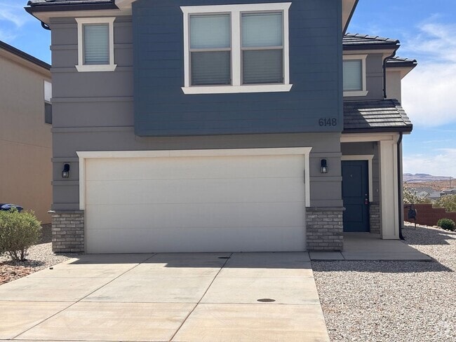 Building Photo - 4 bed / 2.5 bath / 2 car Desert Canyons house