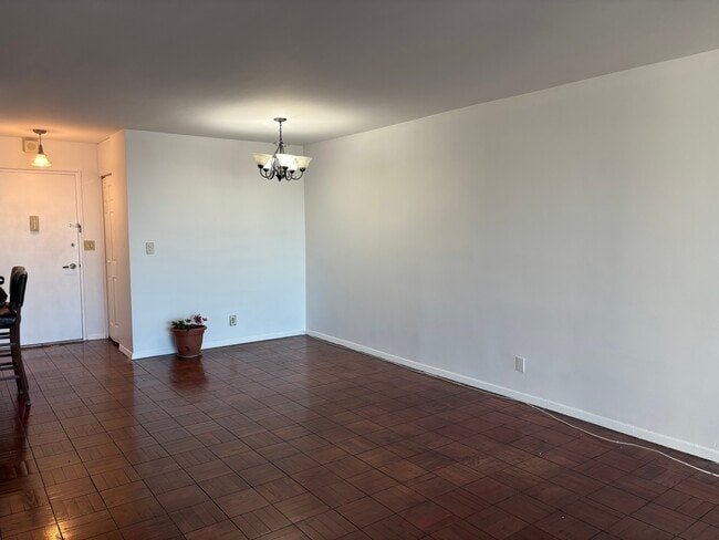 Photo - 2000 Linwood Ave Unidad # 14Y