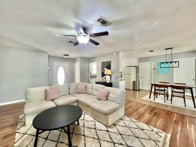 Photo - 2849 Penn St