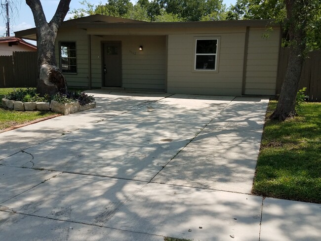 Building Photo - 5227 Vlg Gln Dr