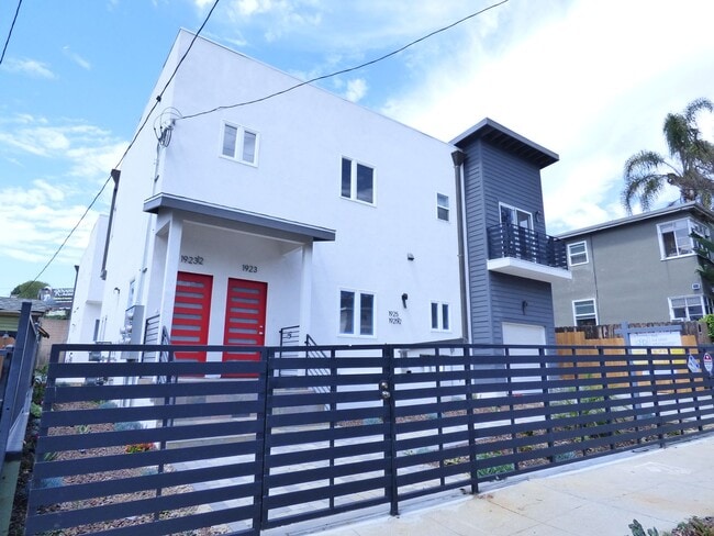 Building Photo - 1923 Holly Dr Unit 1925 1/2