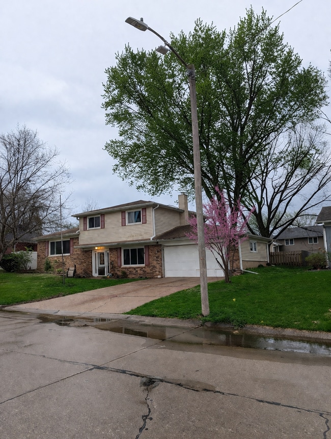 Photo - 4 Bedroom East Moline Home with Space Style and Comfort!