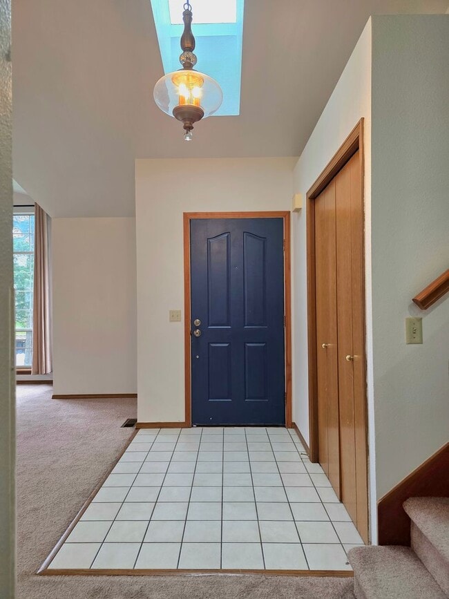 Photo - Federal Way tri-level rental home - 3 bedroom plus den, 3 bathrooms, 2 car garage, Available NOW!