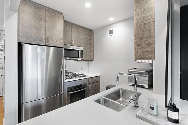 305 W 16th St Unit 6B
