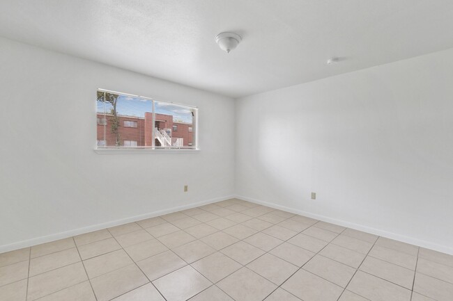 Building Photo - $299 First Month's Rent Unit 142 Rental