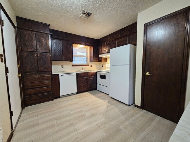 Photo - (3) Bed/(2) Bath Avail NOW! Pets Negotiable!