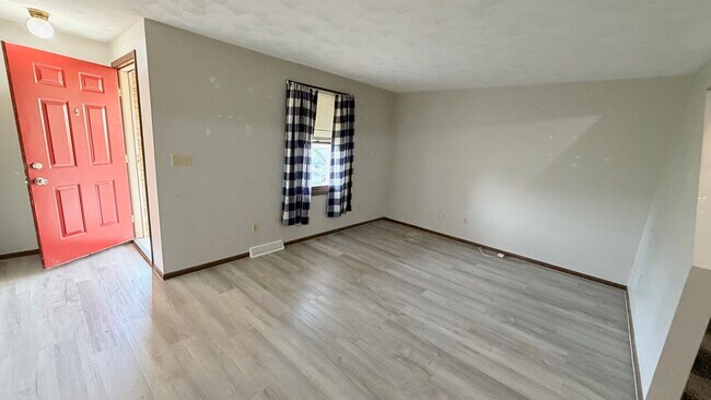 Photo - 7190 Seymour St NW