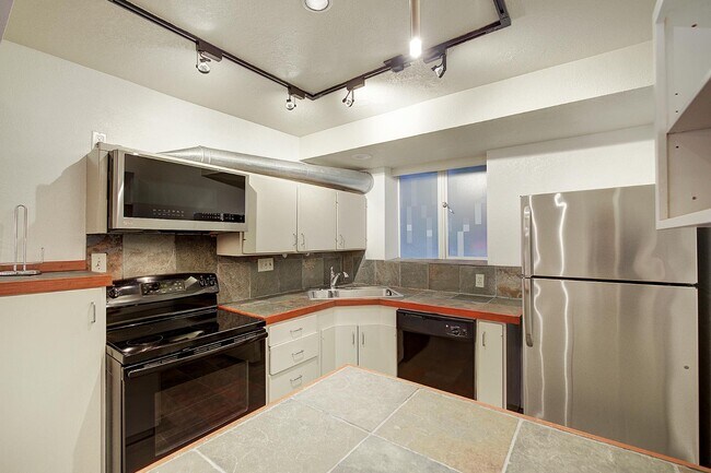 Photo - 1038 Lakeview Blvd E