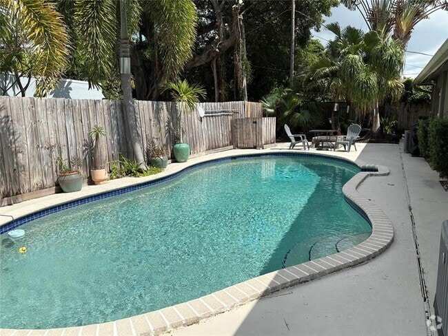 Building Photo - 1607 NW 5th Ave Rental