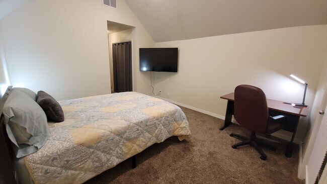 Photo - 2127 S Leadville Ave Unidad #1 Master Bedroom