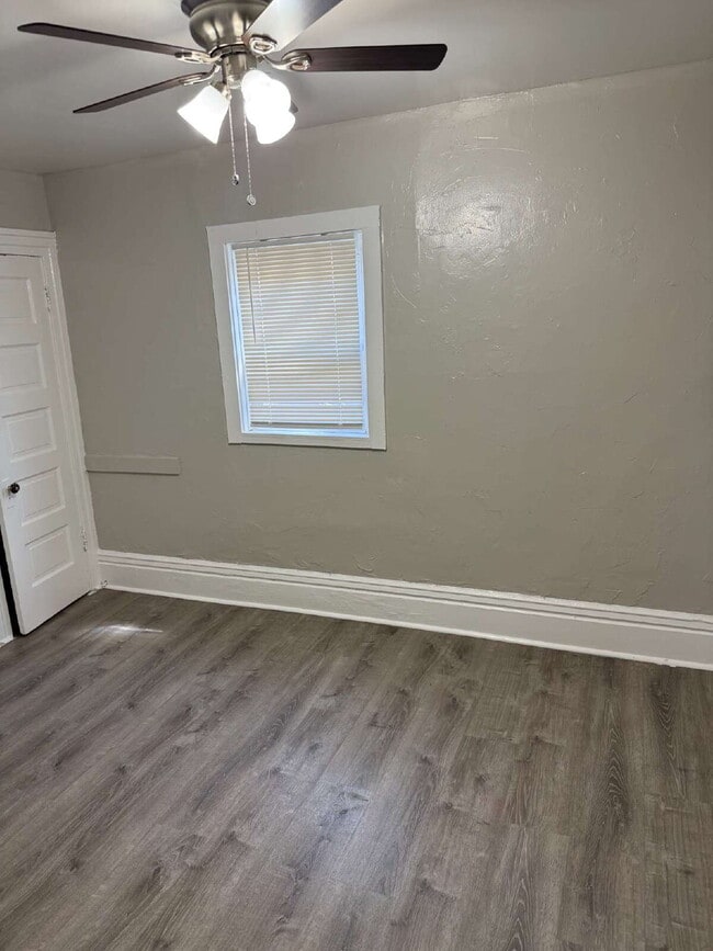 Building Photo - Nice 3 bedroom, 1 bath Unit Upper