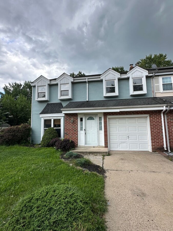 Photo - 211 Carleton Ln