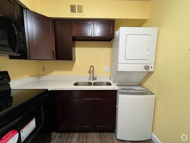 Building Photo - Freshly remodeled 2-bedroom, 1-bath unit! Rental