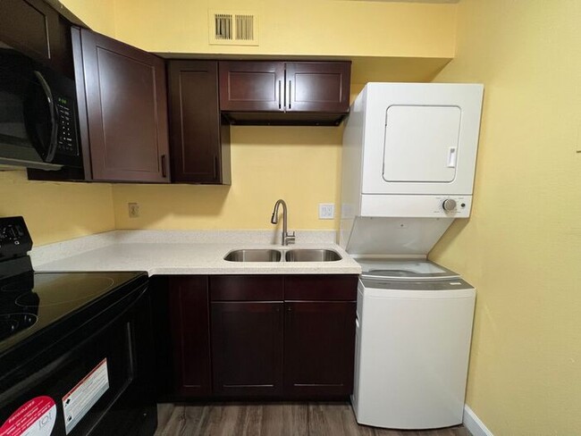 Freshly remodeled 2-bedroom, 1-bath unit! - Freshly remodeled 2-bedroom, 1-bath unit! Casa